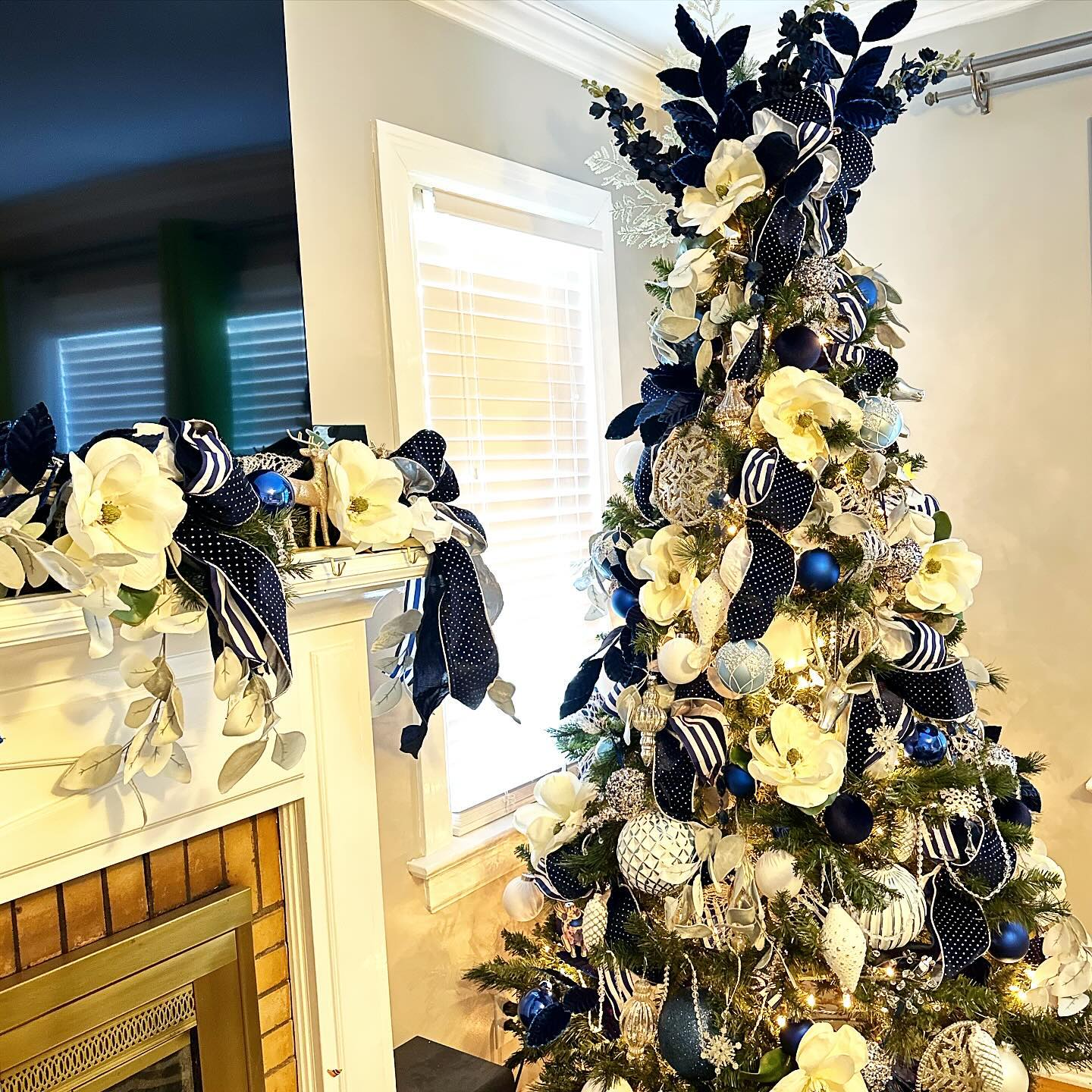 9. Sapphire Snowflakes Adorn a Midnight Blue Wreath