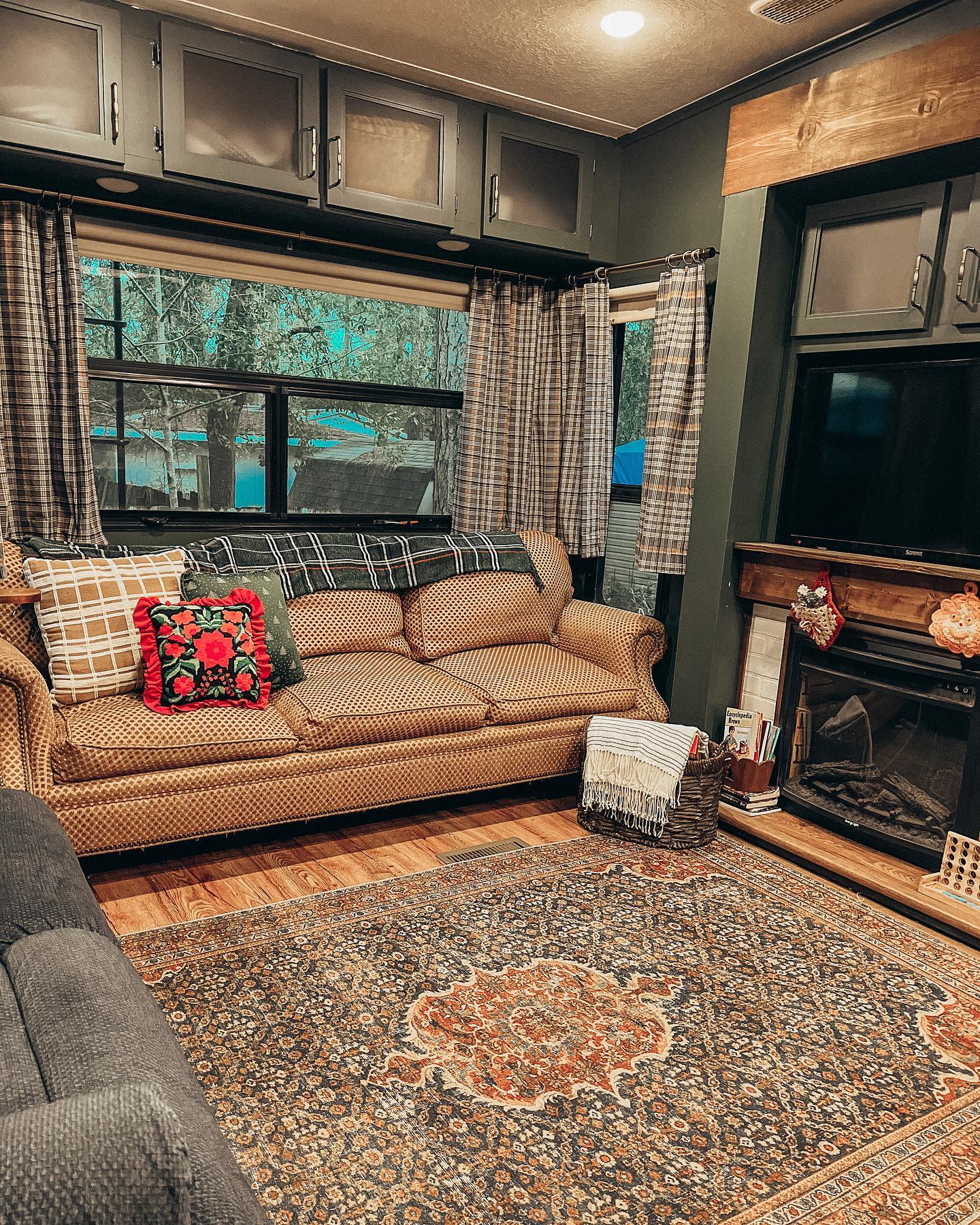 6. Twilight Glow Nook: a Compact Living Room with a Starlit Ceiling