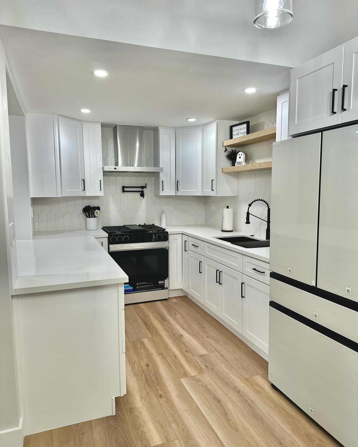 6. Moonlit Marble and Midnight Cabinets: a Kitchen Of Contrast