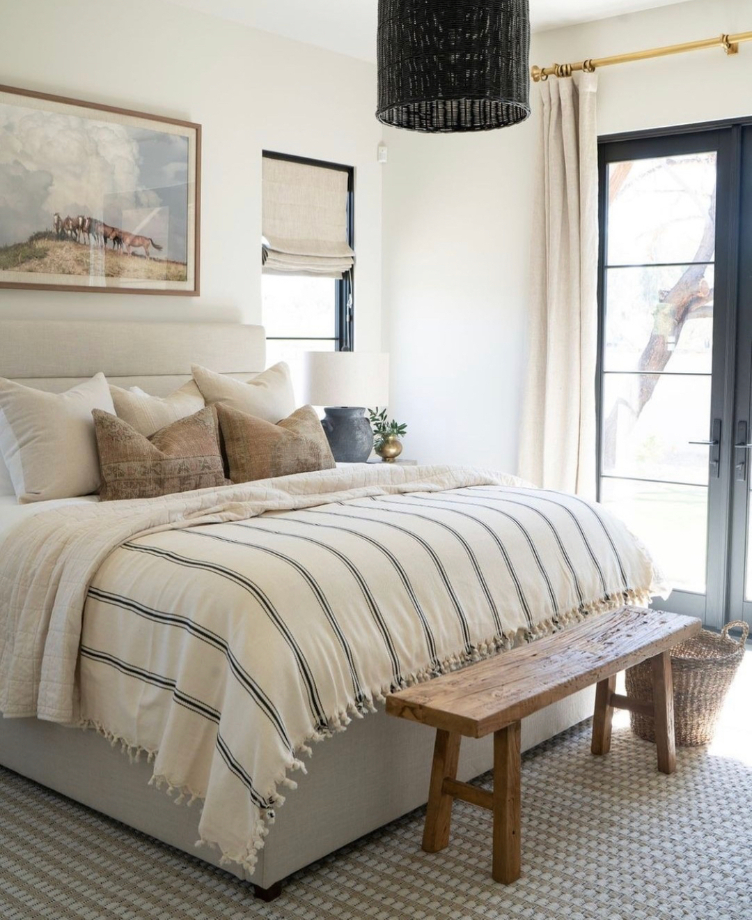 40. Coastal Retreat with a Driftwood Canopy Bed and Oceanic Hues