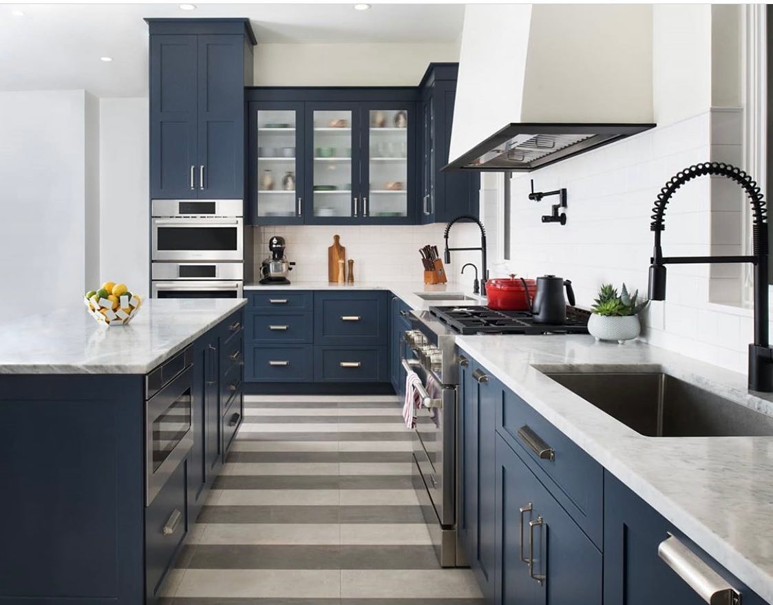15. Crimson Spice Shaker Peg Rail Accents the Warmth Of Maple Cabinets