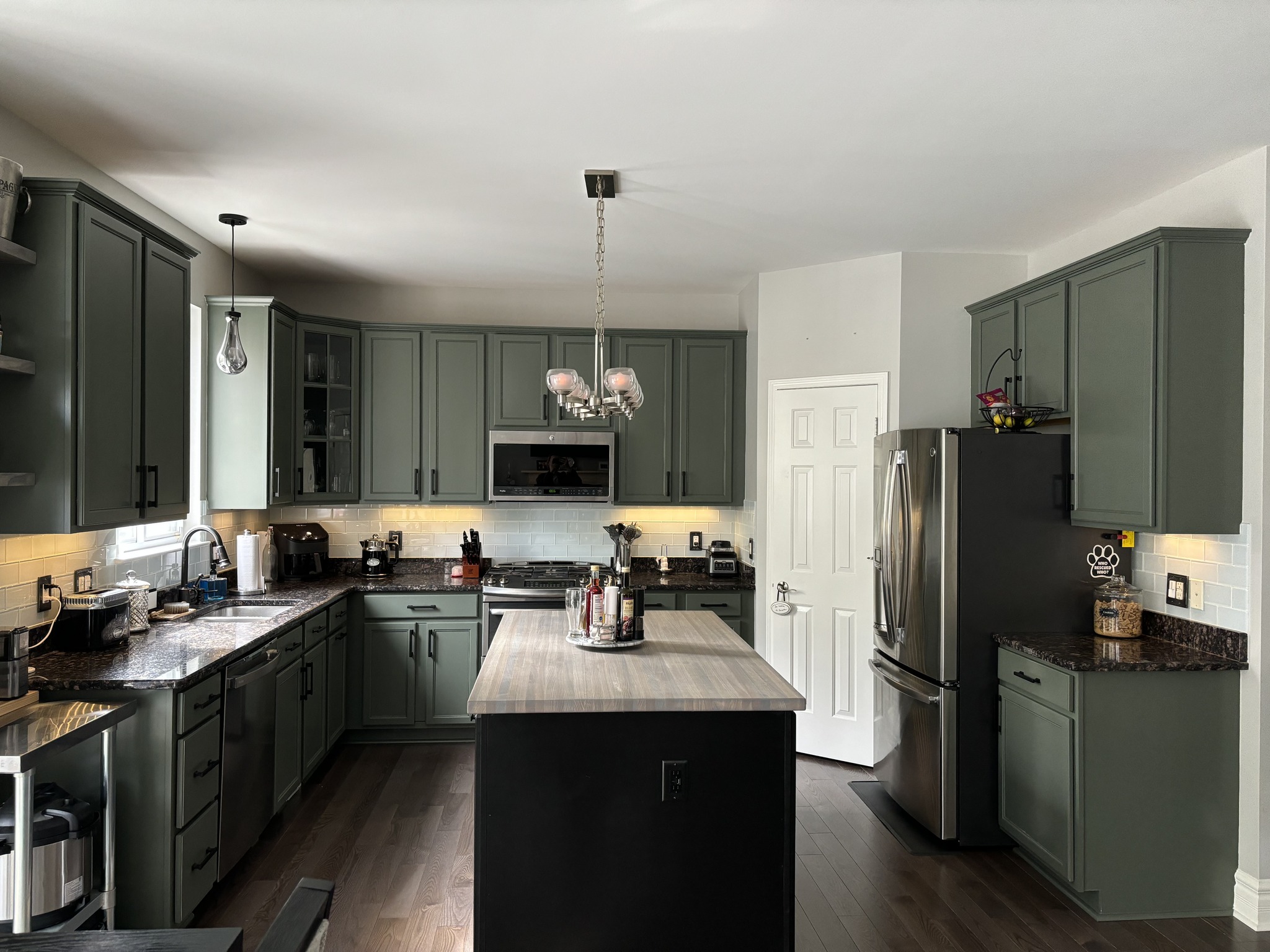 17. Verdant Vines and Copper Accents: a Kitchen Where Nature Meets Industrial Chic