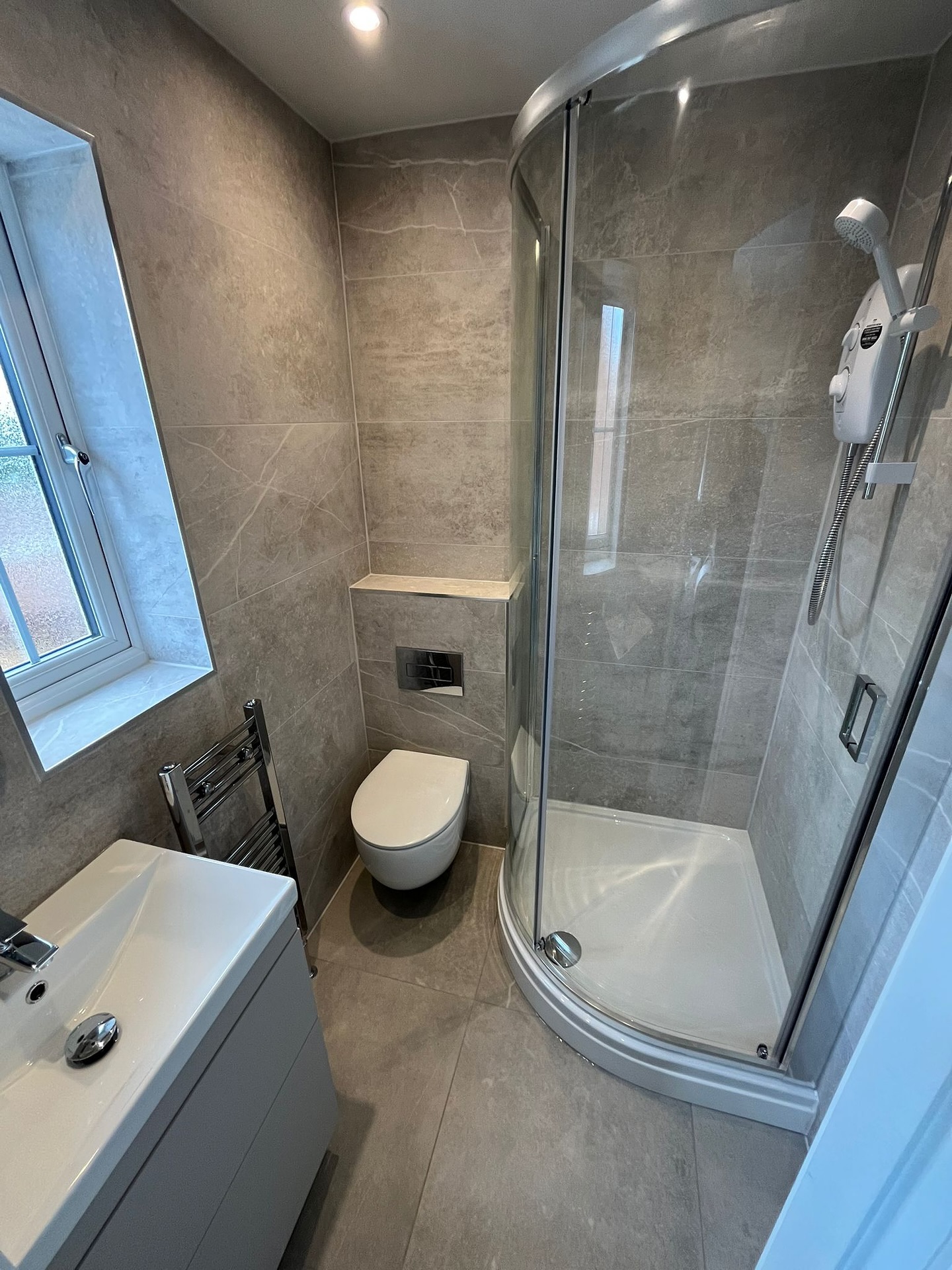 7. a Sunlit Haven with Mosaic Tiles and a Freestanding Tub