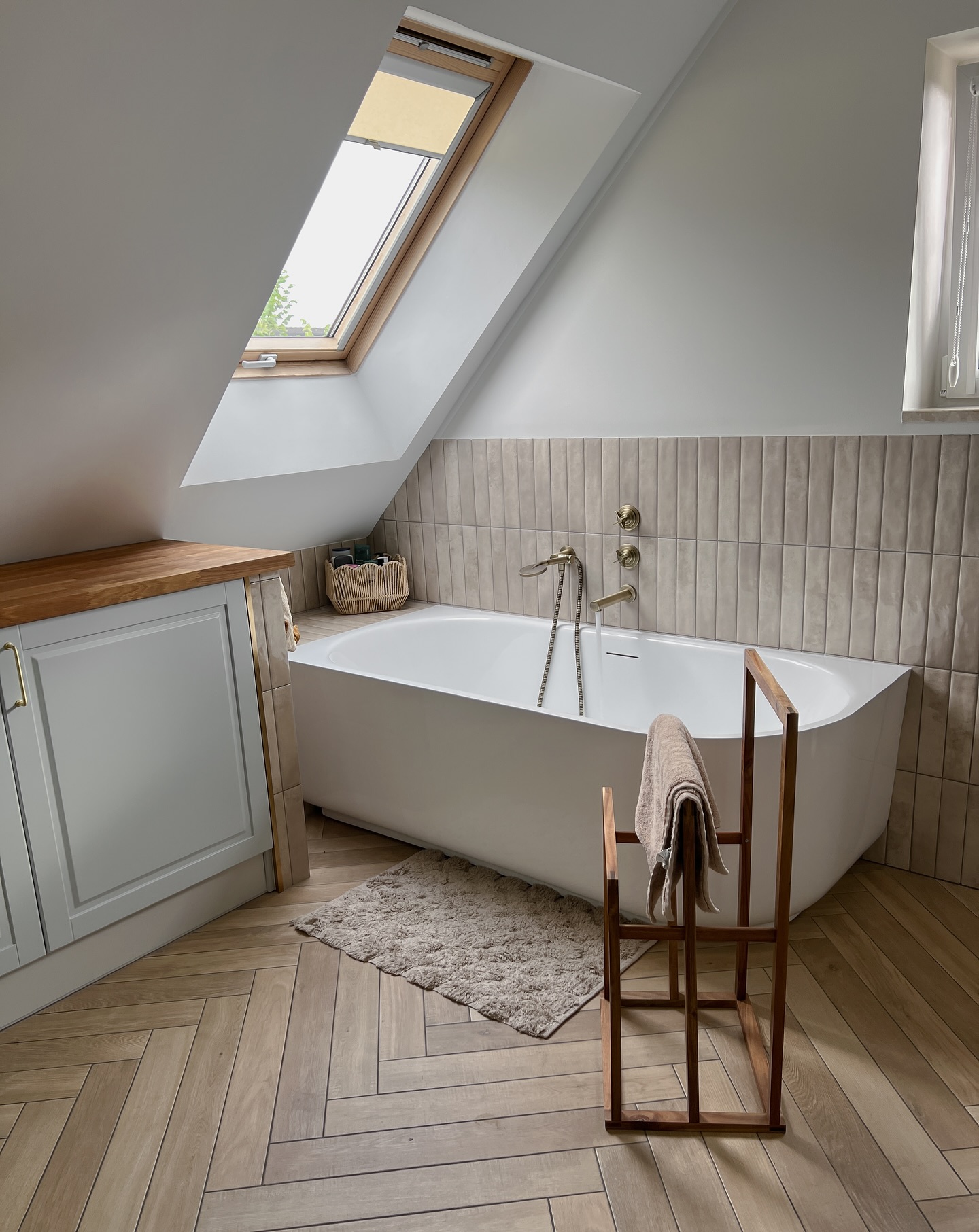 24. Frosted Glass Panels and Geometric Wall Tiles In a Minimalist Oasis