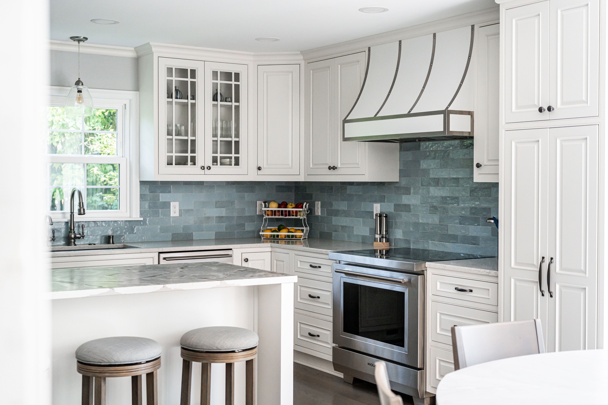 12. Moonlit Marble and Shimmering Hardware: the Unique White Kitchen Design