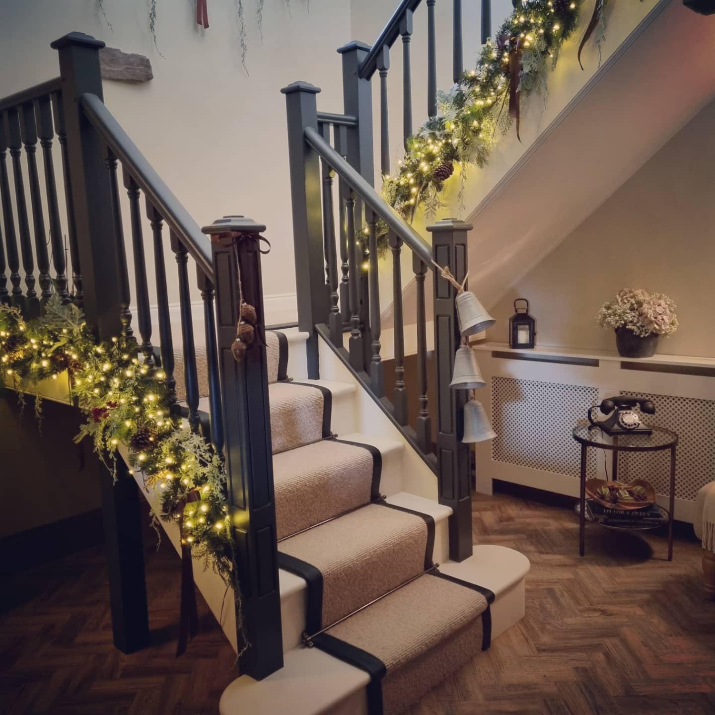 5. Twinkling Tinsel and Crimson Ribbons: a Festive Hallway Transformation