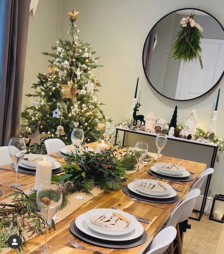 10. Crimson Ribbons and Golden Glow: a Festive Table Setting with a Vintage Twist