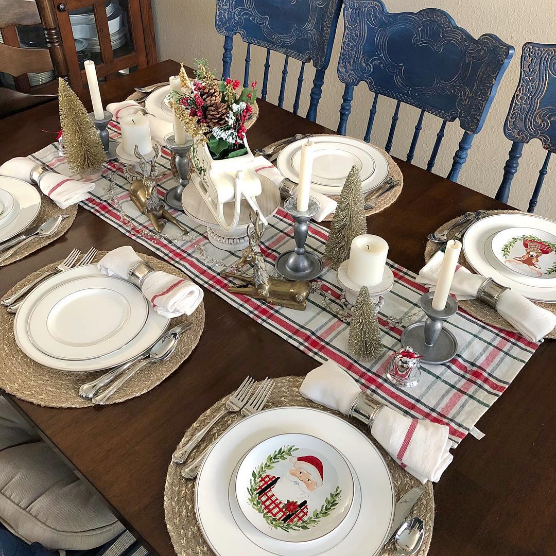 9. Crimson Cranberry and Gold Ribbon Table Ensemble