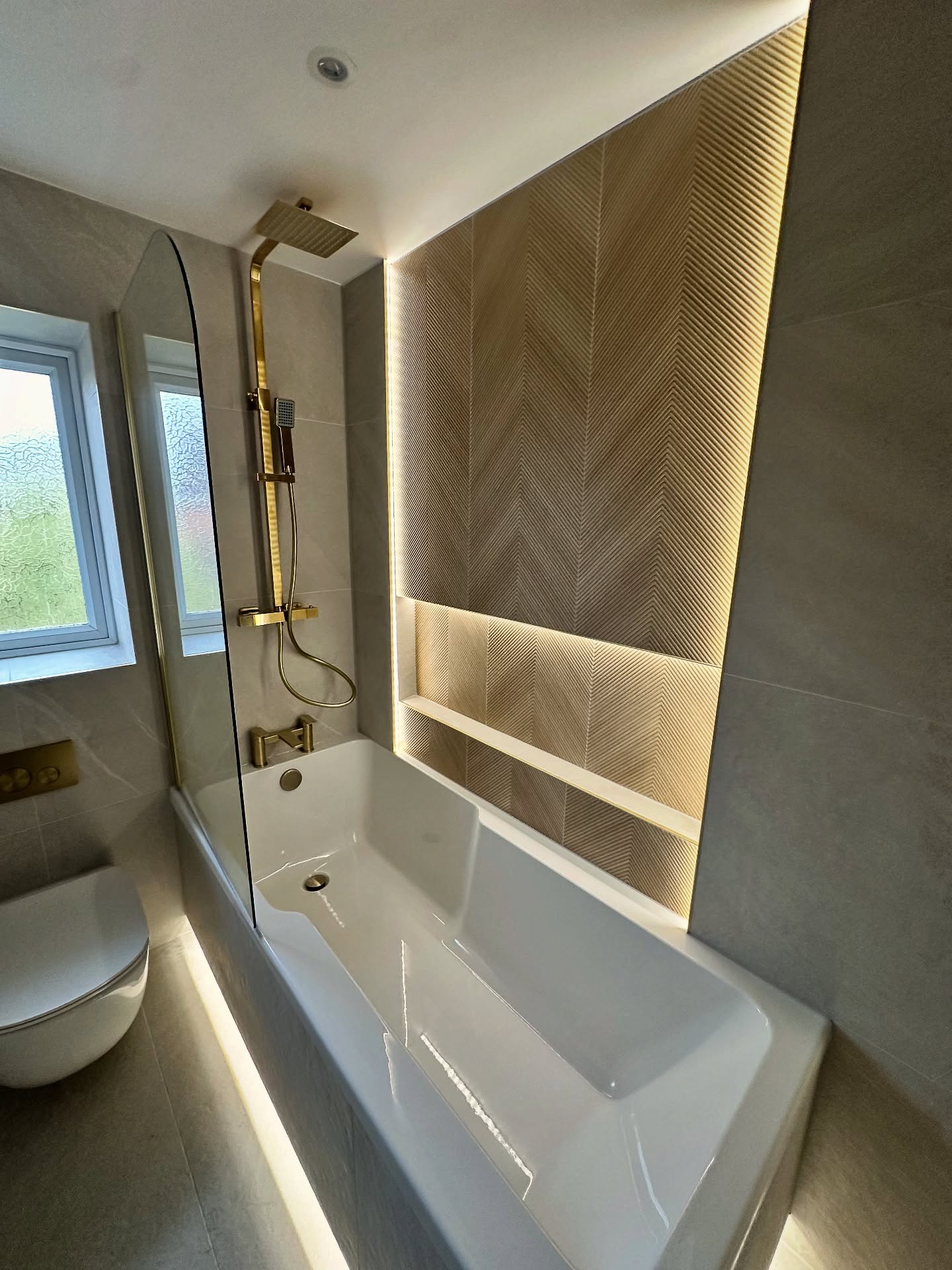 15. a Cascade Of Greenery Over a Freestanding Soaking Tub