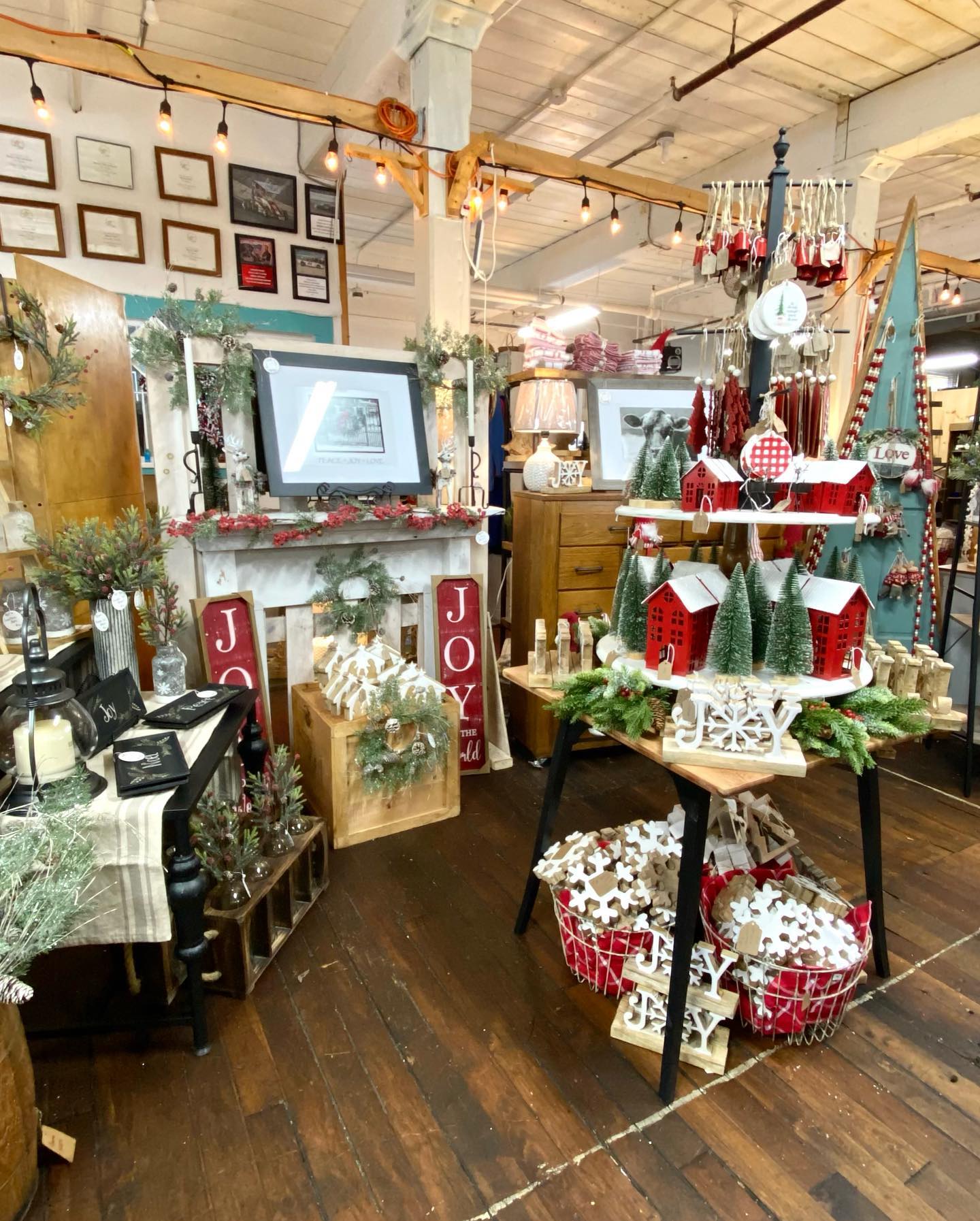 5. Crimson Ribbons and Snowy Baubles: a Festive Garland Of Contrasts