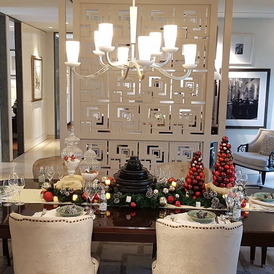 5. Crimson Cranberry Garland and Frosted Pine Cones on a Snow-dusted Table