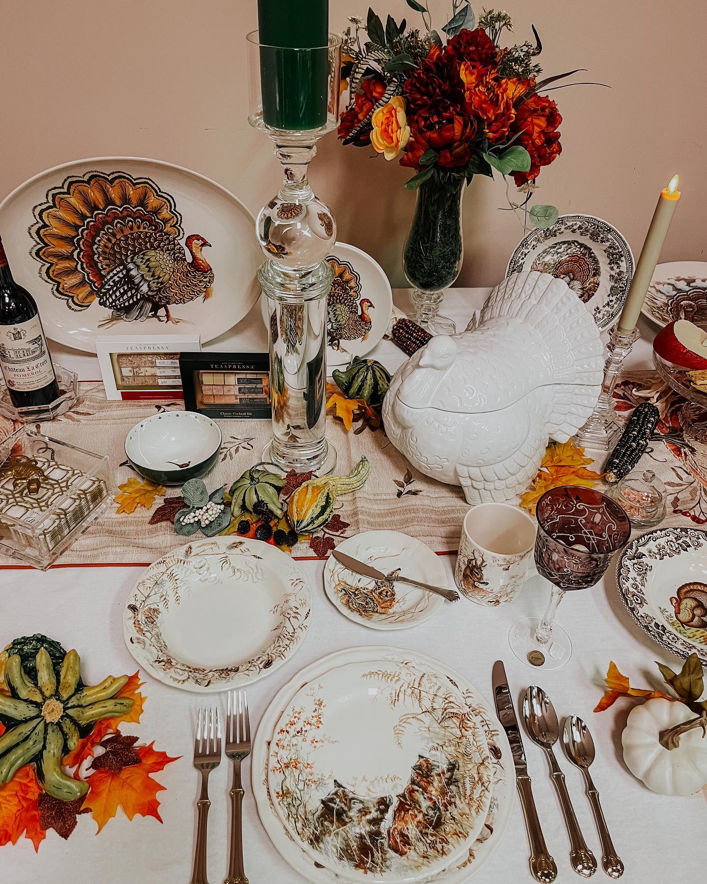 10. Harvest Moon Glow: Amber Glass and Copper Cutlery Thanksgiving Table