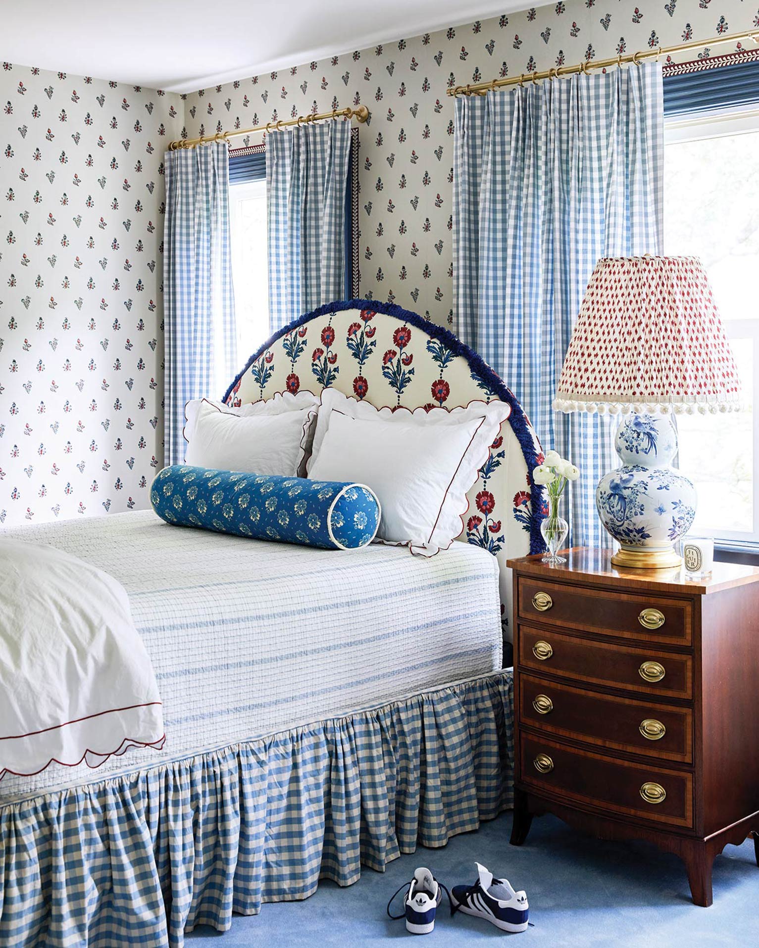 31. Soft Lavender Accents Meet Vintage Charm: a Cozy Nook for Dreamy Evenings