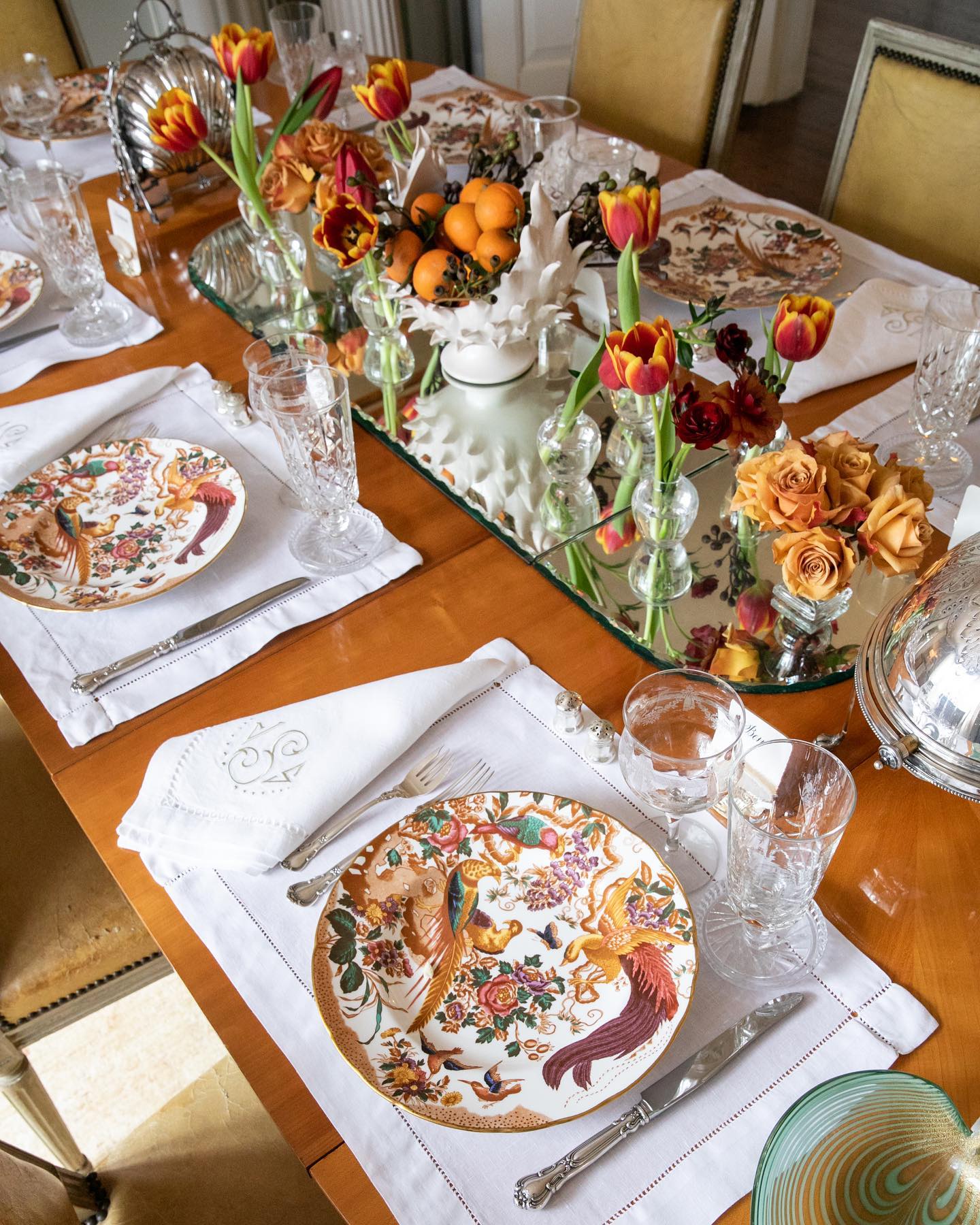 25. Vibrant Persimmon and Pumpkin Centerpiece with Rustic Wooden Accents