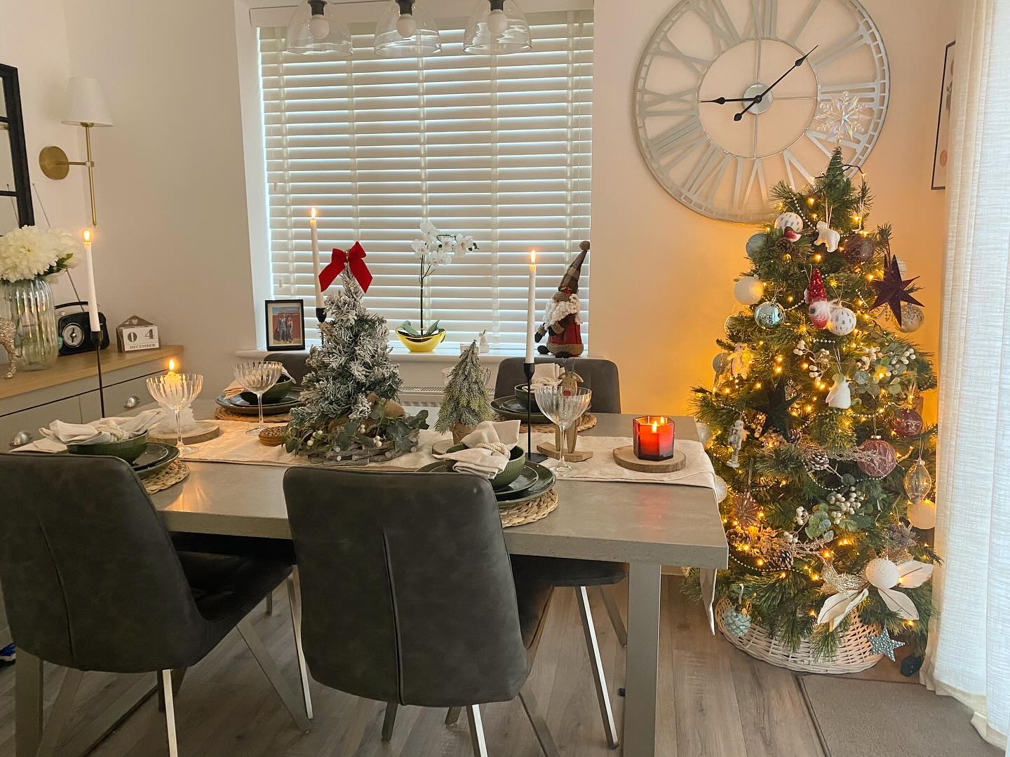 1. Crimson Ribbons and Golden Pinecones: a Festive Fusion on the Dining Table